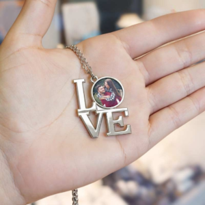 Collar "LOVE" cuadrado